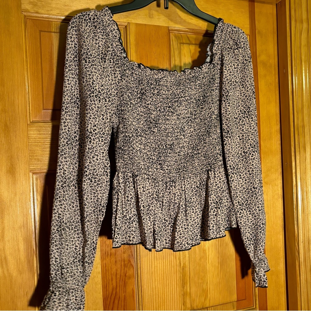 Top cheetah print, peplum top, rouge with ruffled edges and cinched sleeves